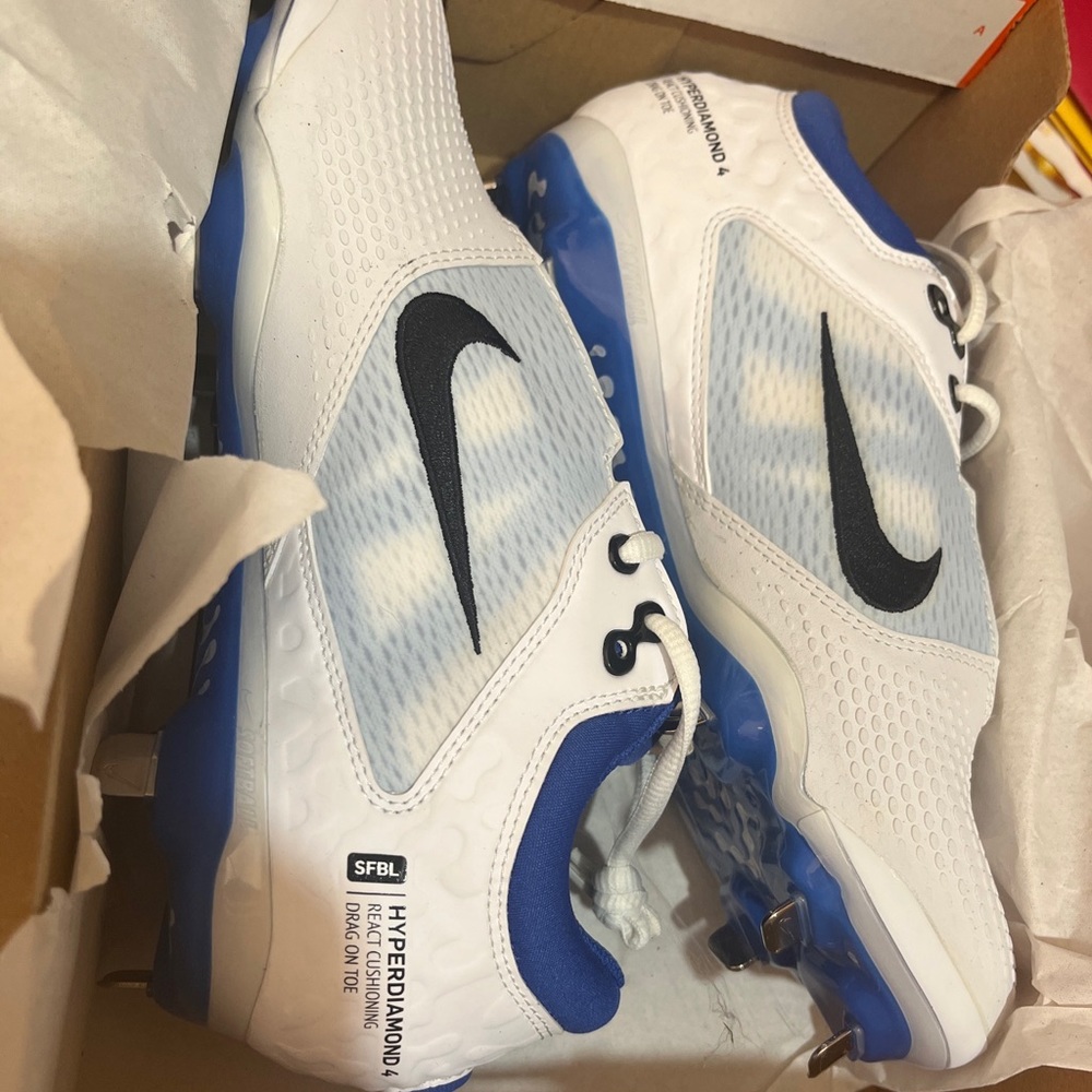 Nike Woman’s metal softball cleats